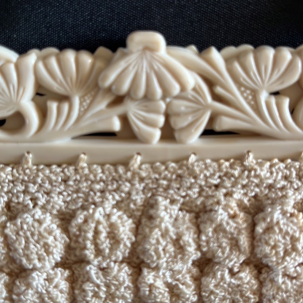 Vintage Cream Crochet Purse w/Plastic Carved Floral Clasp Frame - Picture 2 of 8